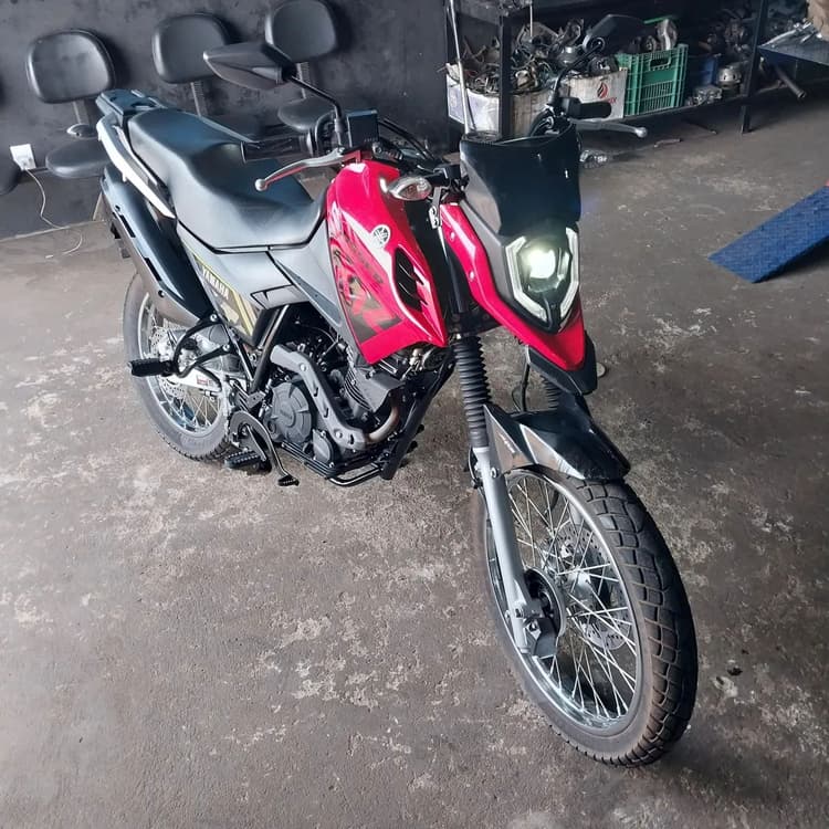 Moto com baixa quilometragem única dona com manual e chave reserva 