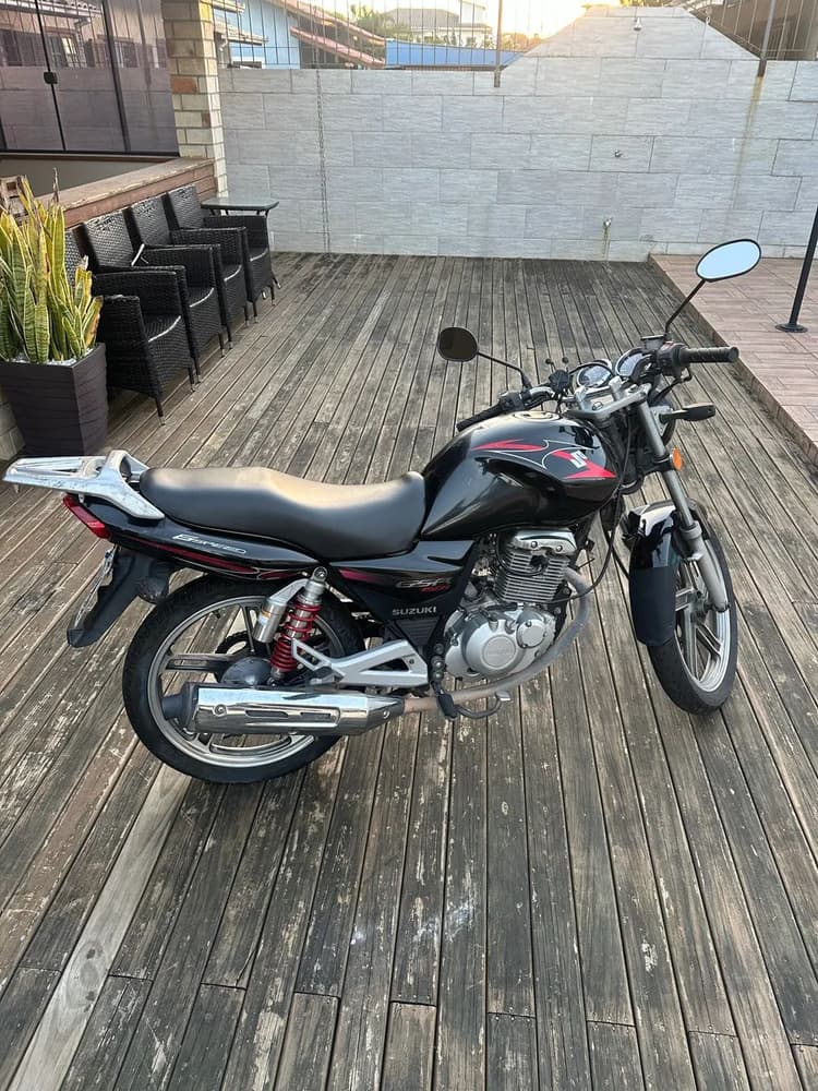 moto suzuki GSR 150i 