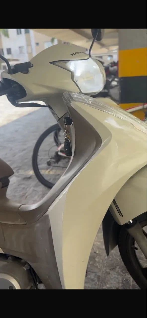 Honda Biz branca 