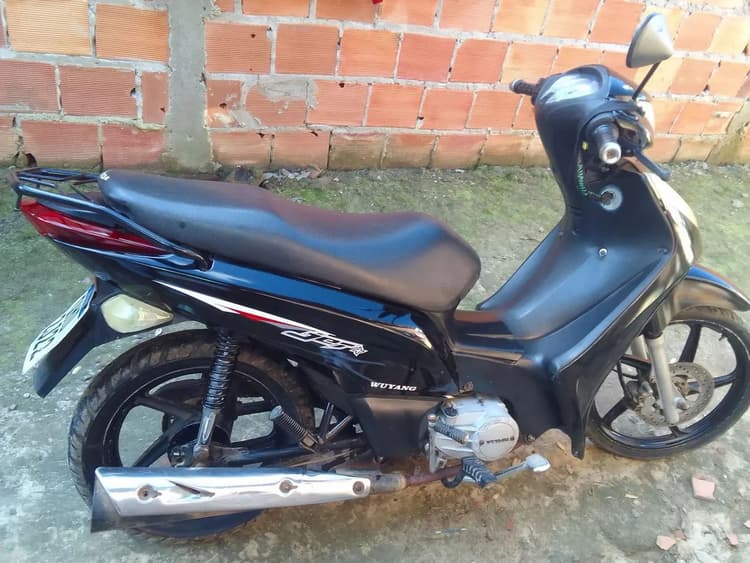 Moto pega na partida, motor bom,parte elétrica funciona perfeitamente, É só pegar e rodar 