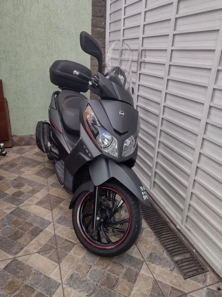 Vendo com 6400 km nova 