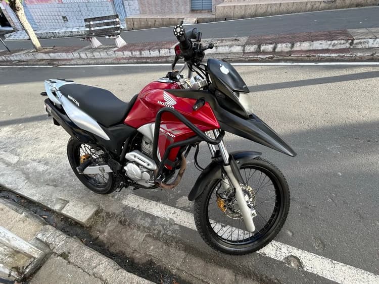 XRE 300. Ano 2014.