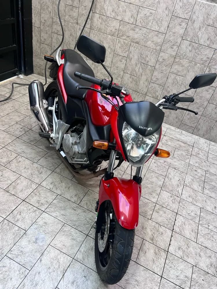 Vendo Cb 300 2010