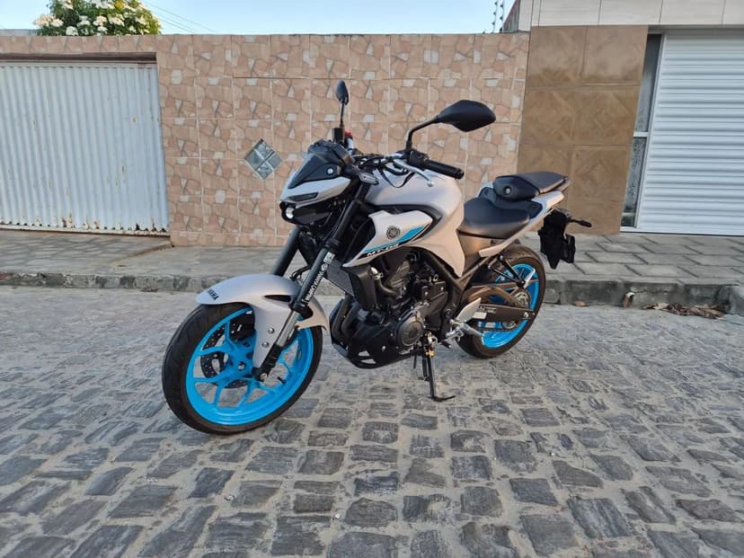 Moto Mt03