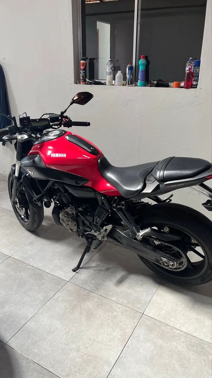MT 07 Abs com akrapovic