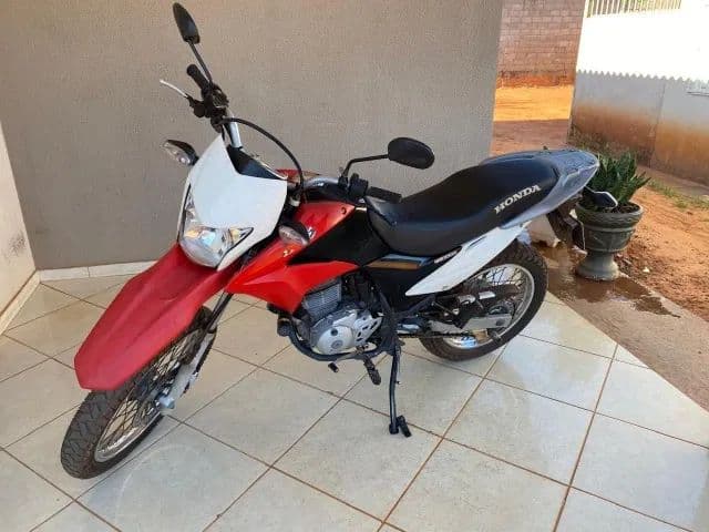 Moto única dona, bem conservada. 