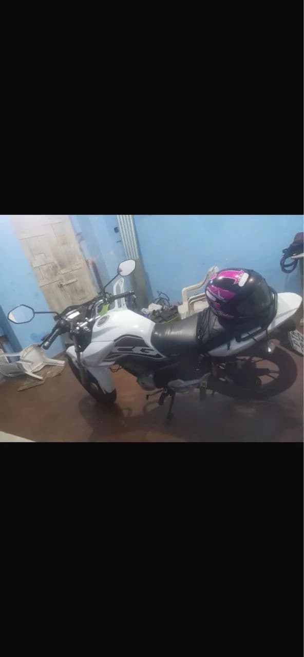 Moto super conservada e barata 