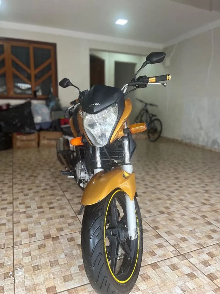 CB 300 DOURADA