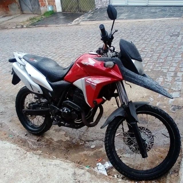 Vendo xre 300. 