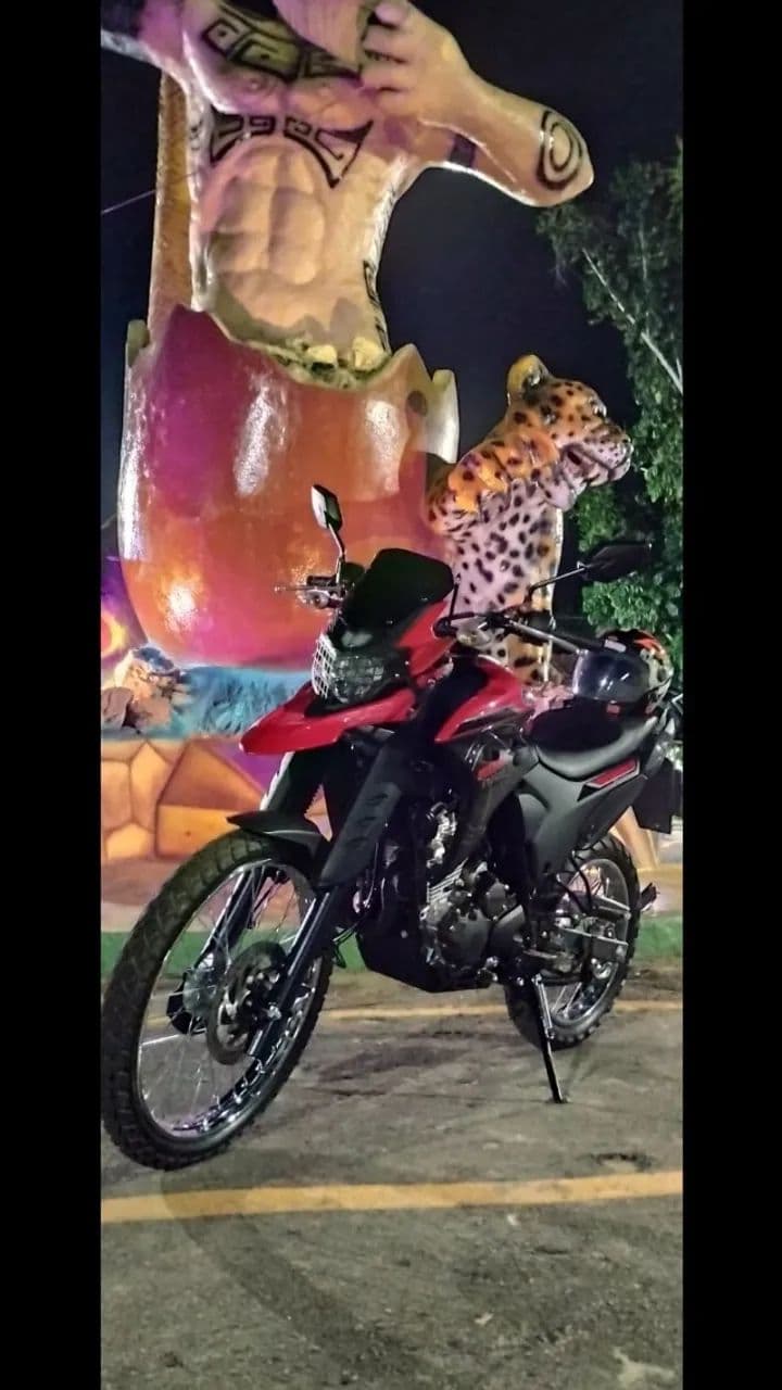 Moto Lander vermelha 