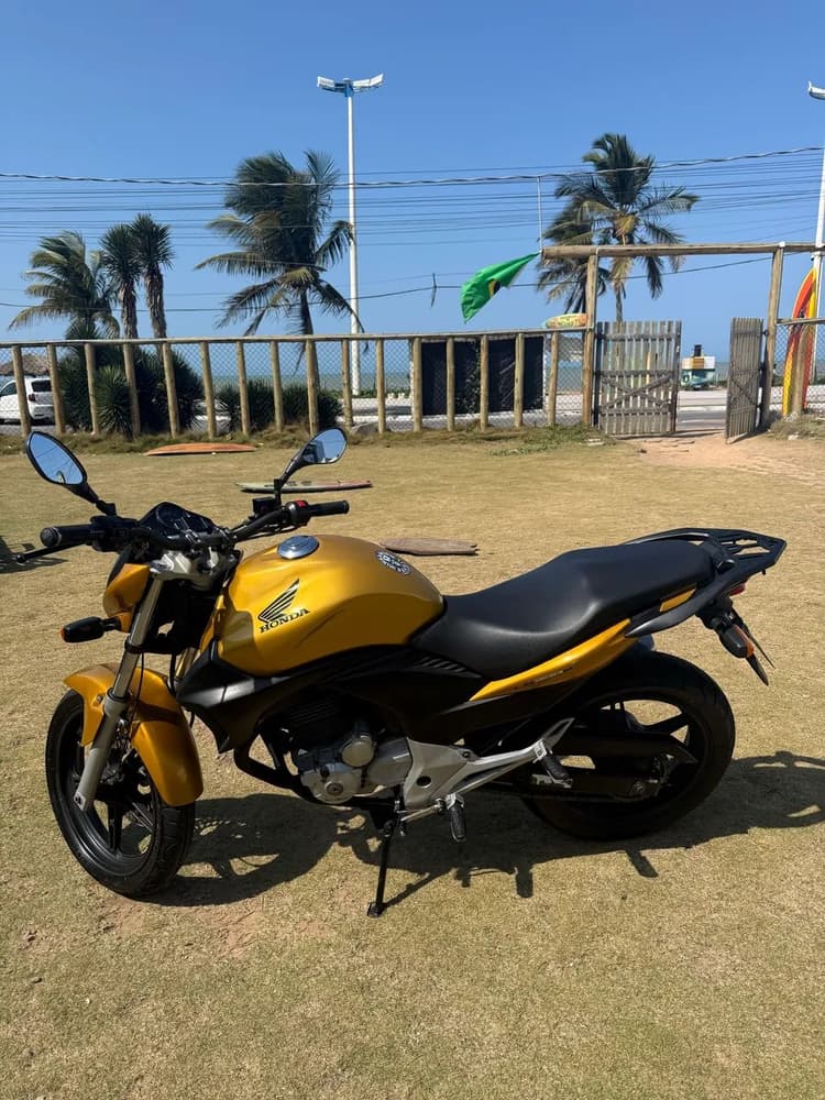 CB 300r Dourada