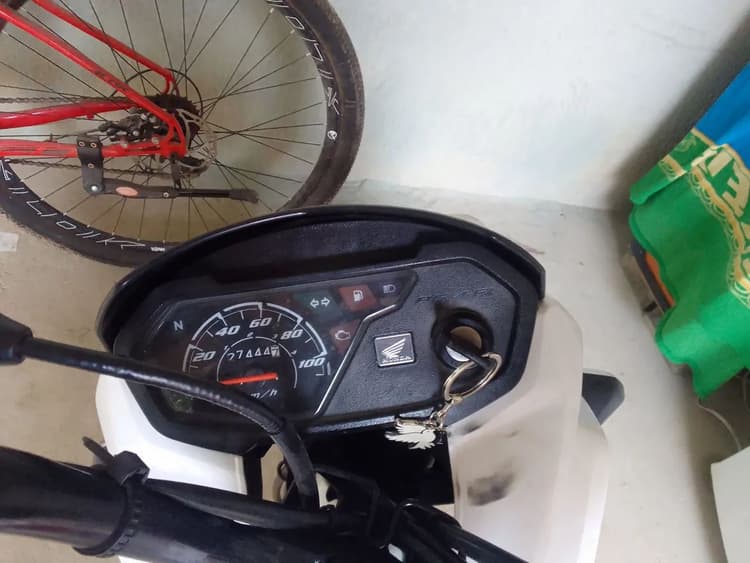 Moto semi-nova