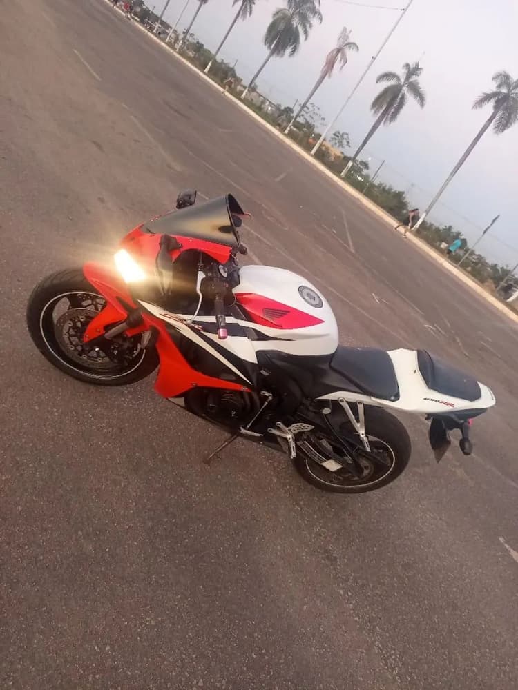 Vendo uma CBR 600 RR 