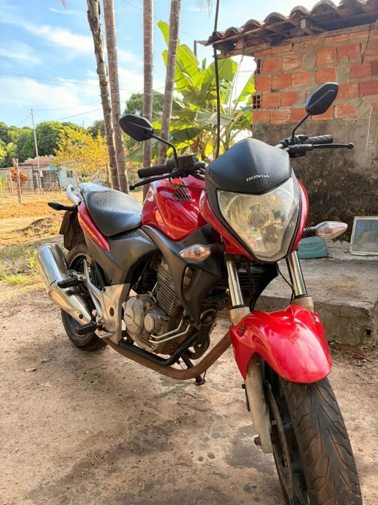 Vendo CB 300 selada e quitada.