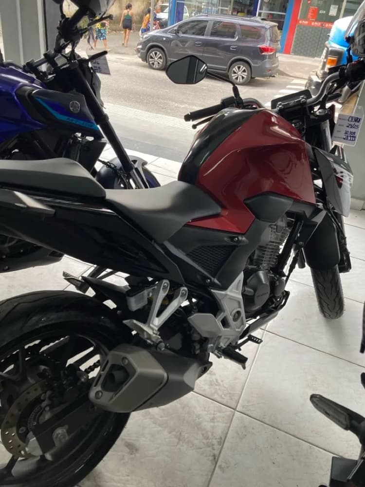 IMPERDÍVEL! CB300F TWISTER COM BAIXO KM