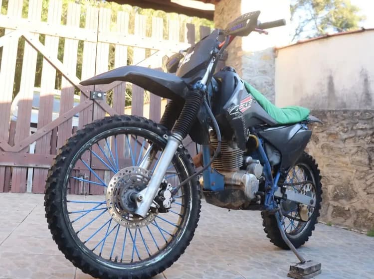 NX200 modificada para trilhas