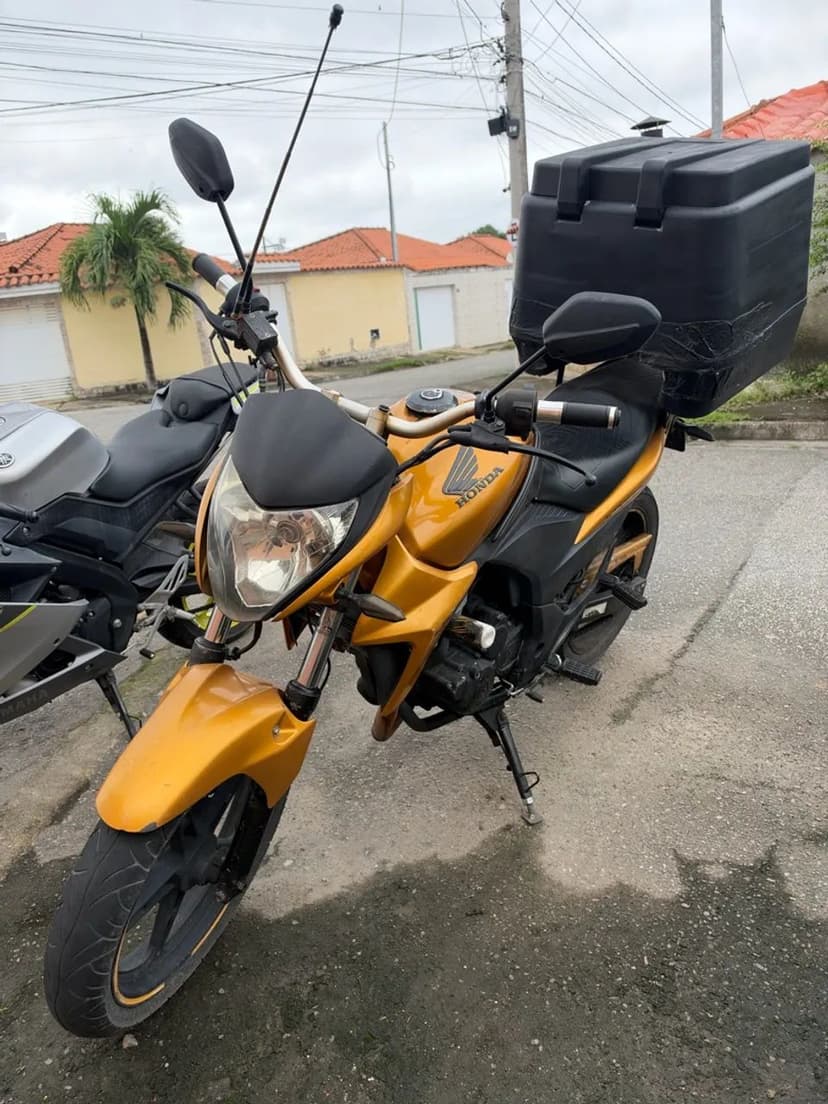 CB 300 com baú 