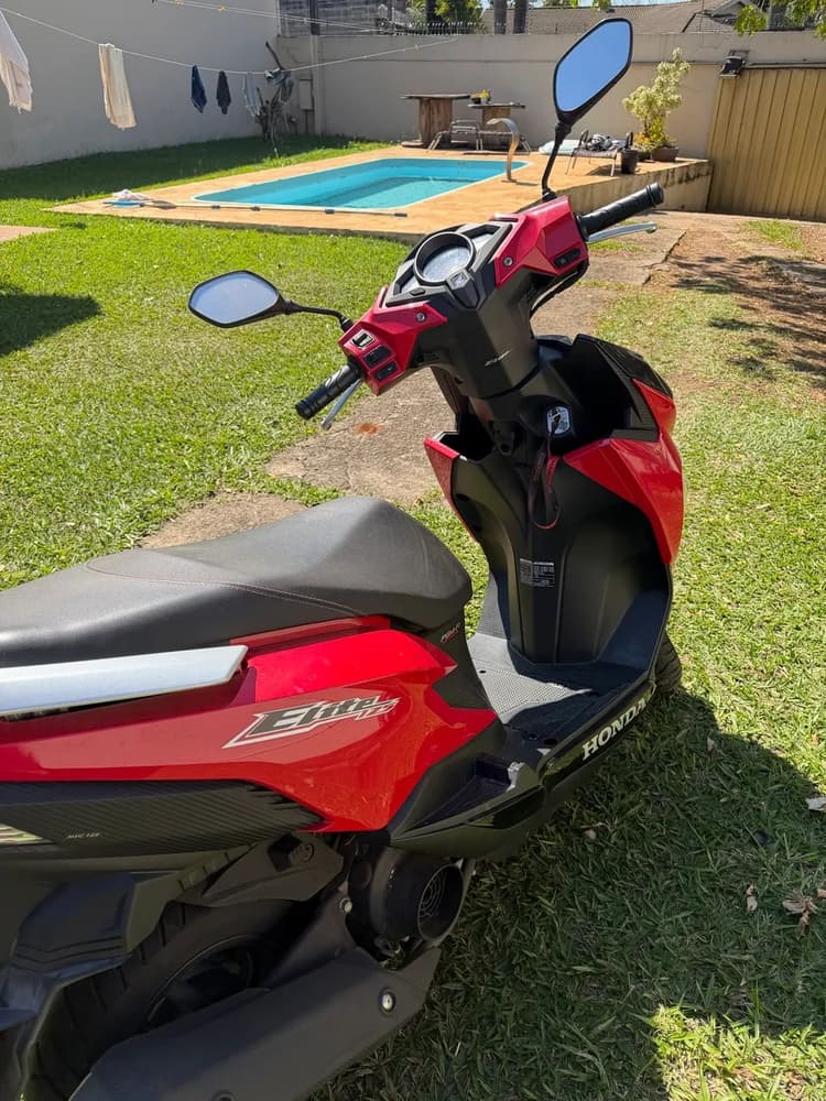 Honda elite muito nova