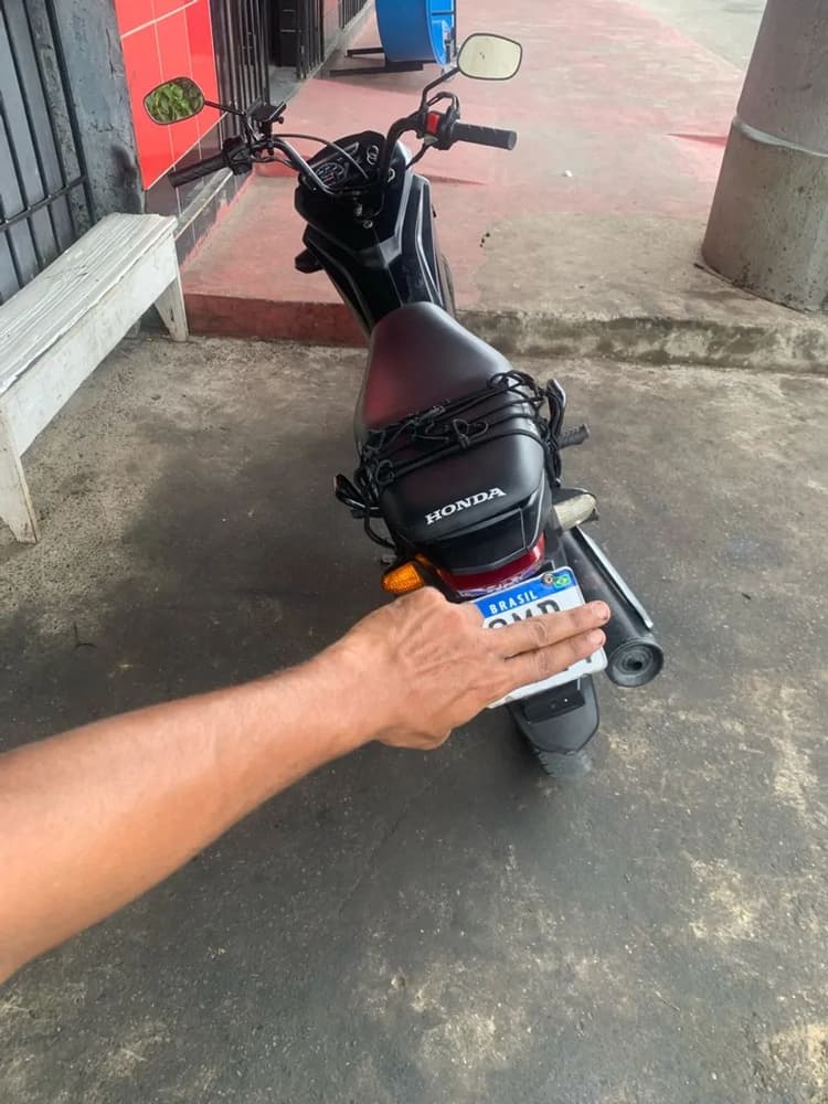 Moto implacada pega roda