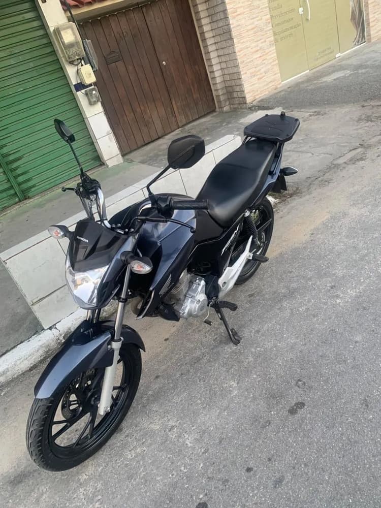 Moto muito nova, com manual e chave reserva 