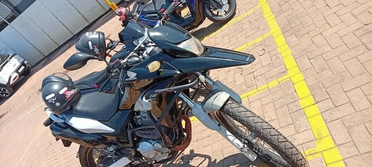 XRE 300 em dias 