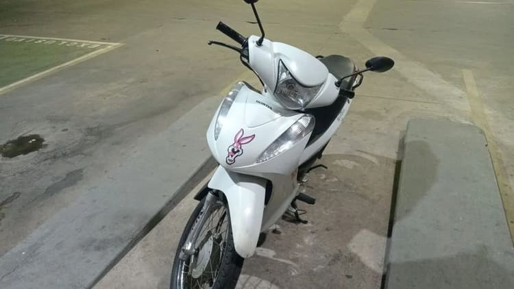 Vendo uma moto.