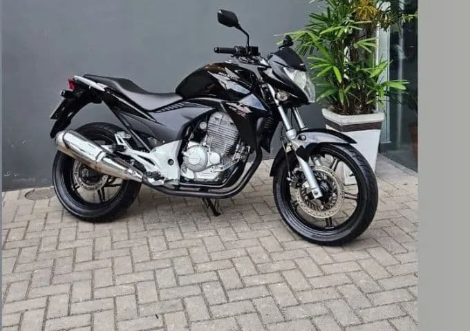 Vende - se CB300r Tel: (12) 99682 5596