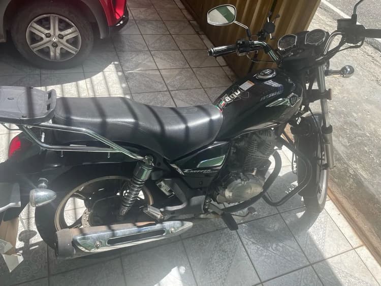 Moto custom em perfeito funcionamento e com ótimo custo benefício