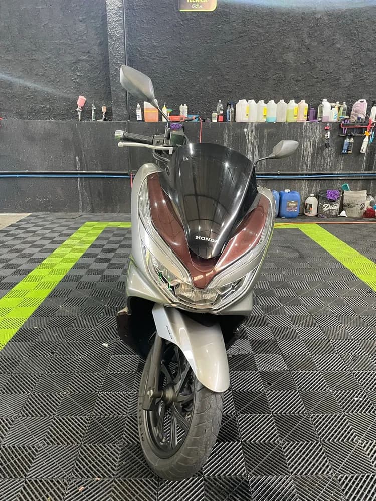 PCX DLX 2022
