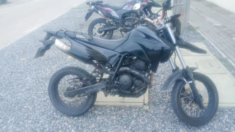 Moto Yamaha preta 
