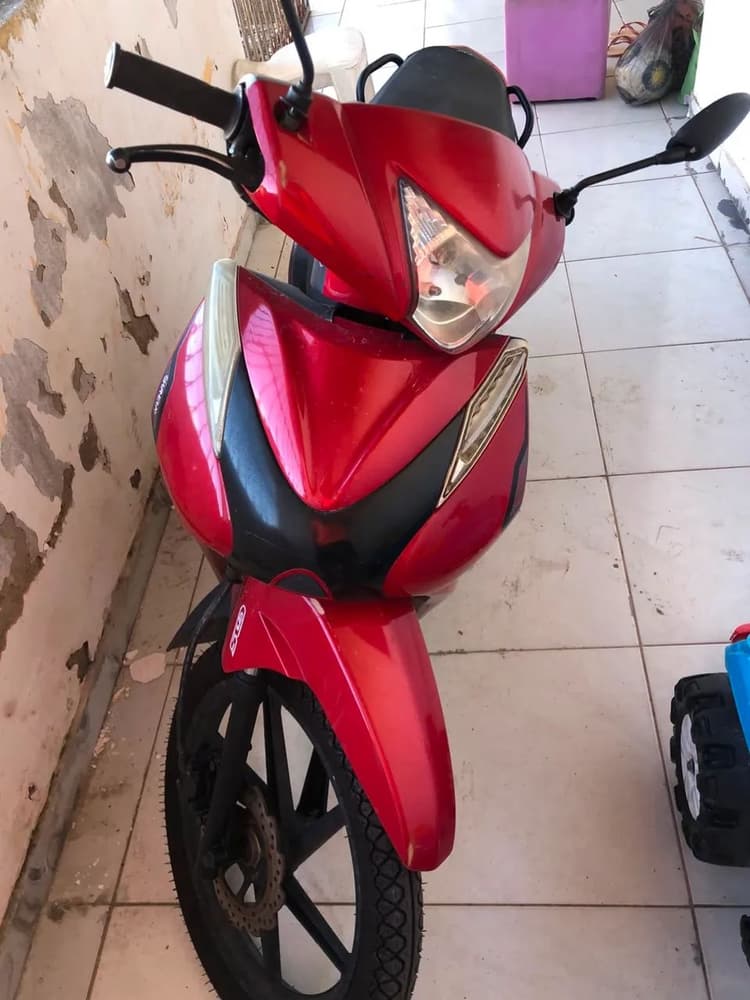 Vende se moto está com $516 de placa E precisa de uma revisão 