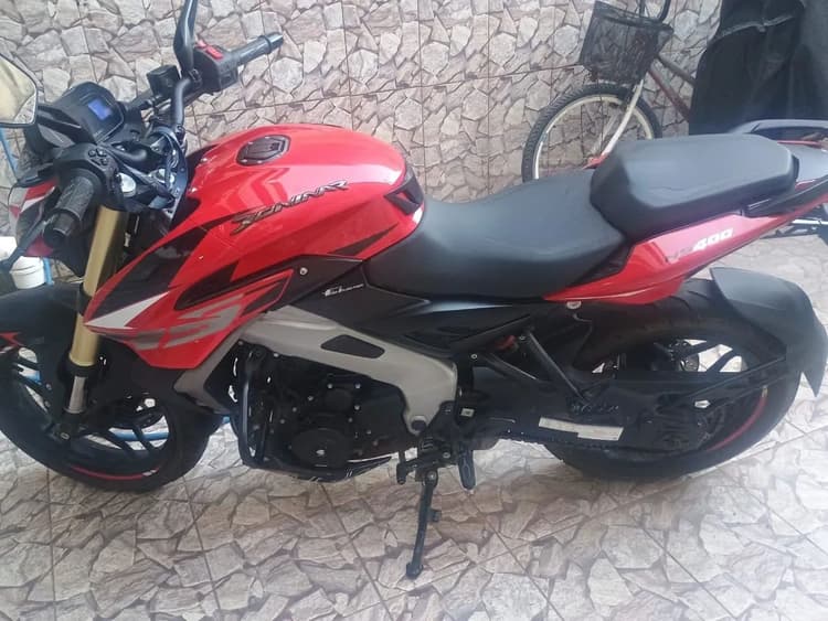 Bajai dominar 400