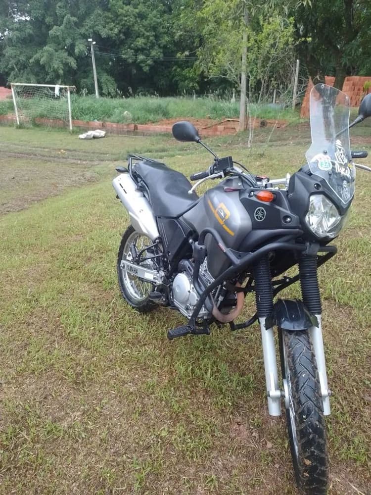Moto tenere  bem conservada 