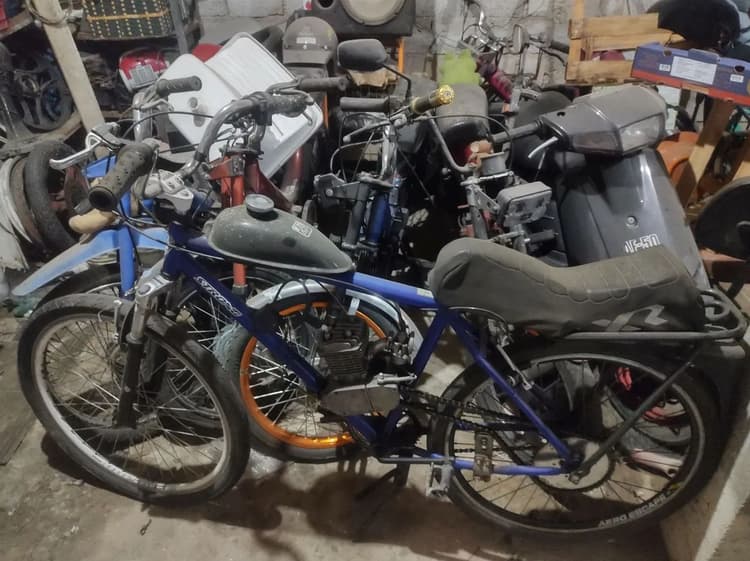 Bicicleta motorizada funcionando 