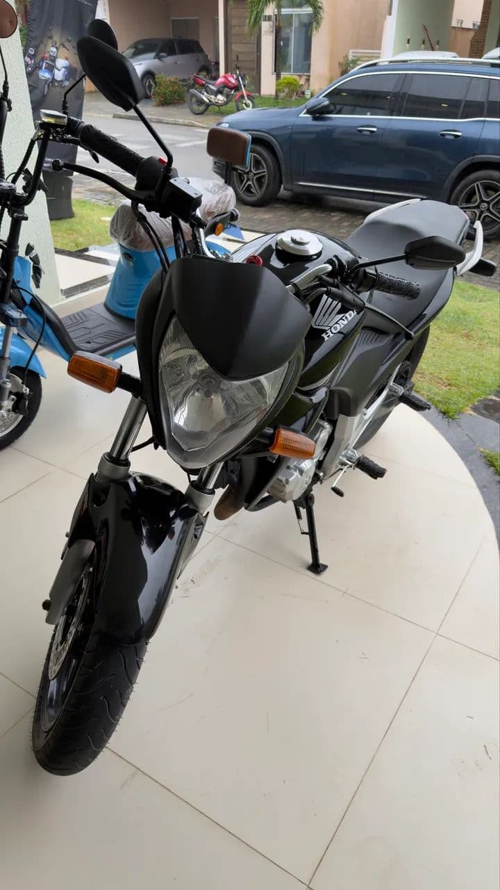 CB 300 .. 2014 ? preta 
