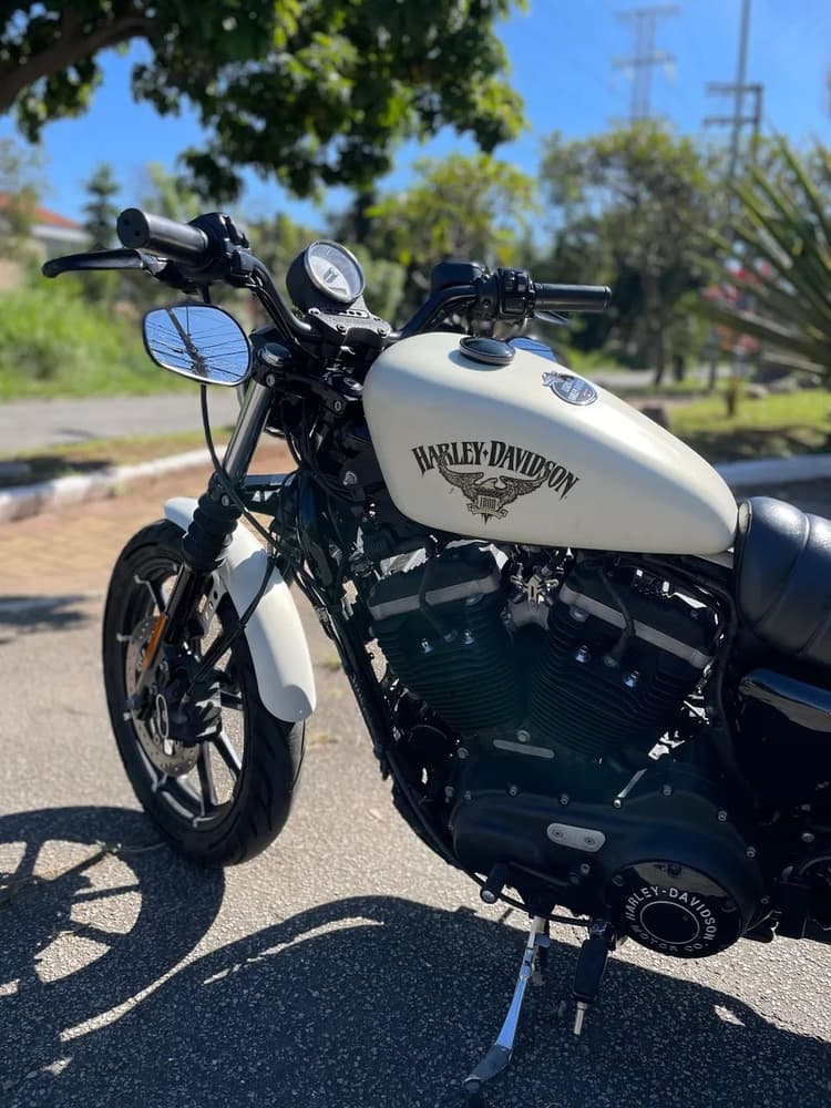 HARLEY-DAVIDSON IRON 883