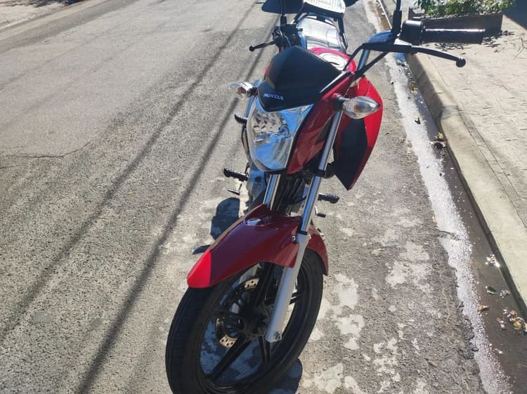 Moto bem conservada e baixa kilometragem