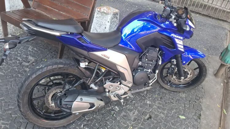 Moto de garagem 
