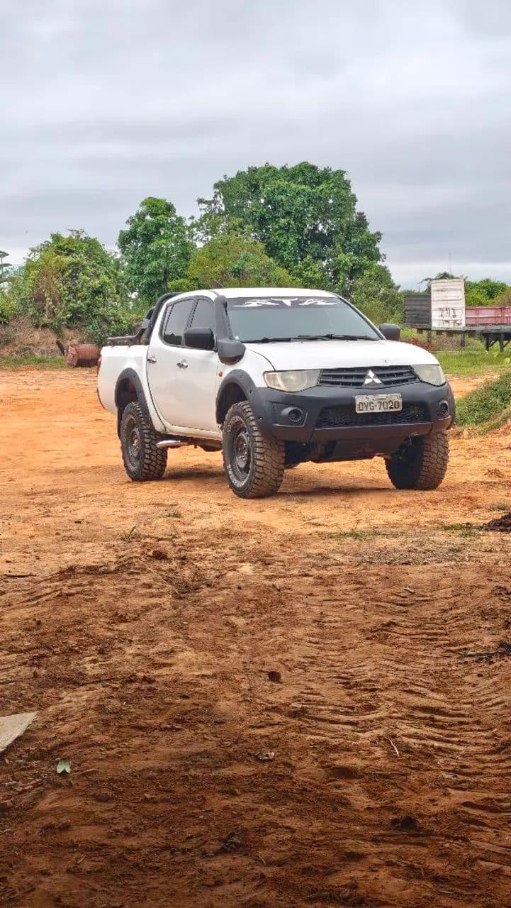 Mitsubishi L200 Triton GL 3.2 CD TB Int. Dies. Mec. 2014