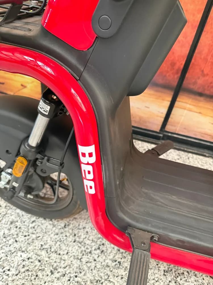 Auto propelido Bee