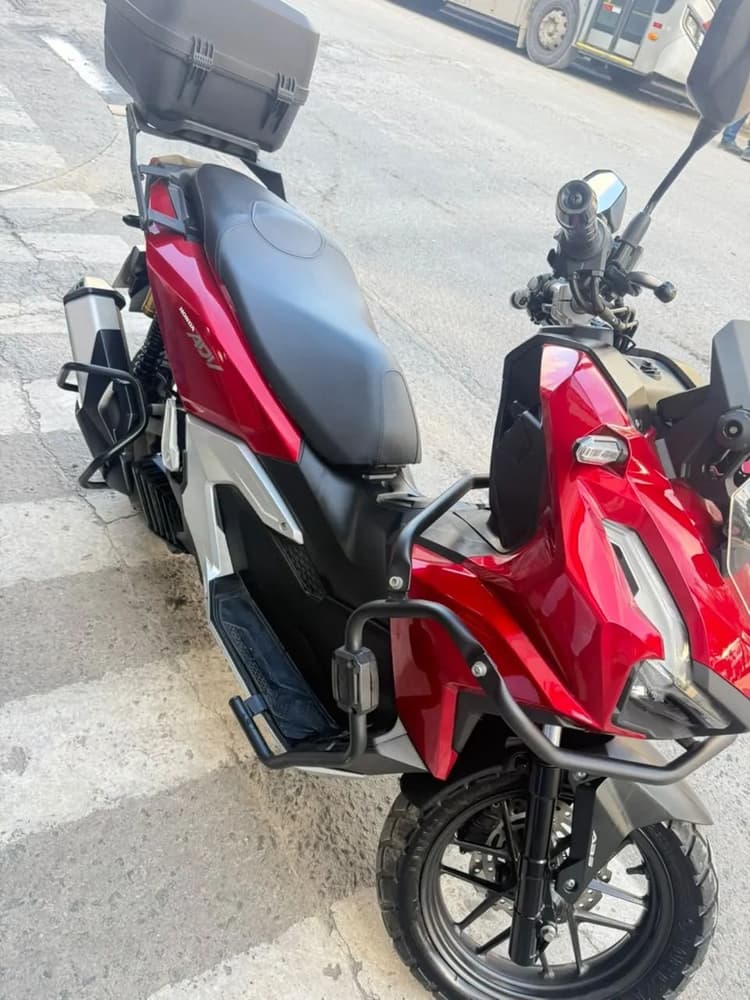 ADV 160 2025 com 9000 km 