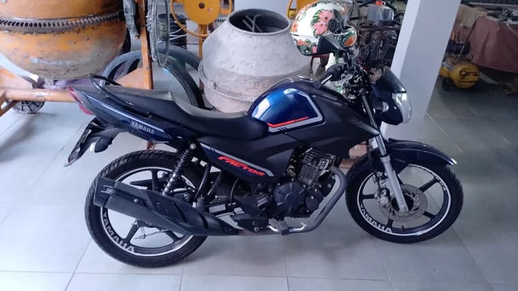 Moto nova e sem detalhes.
