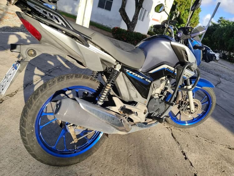 TITAN 160 personalizada e bem conservada