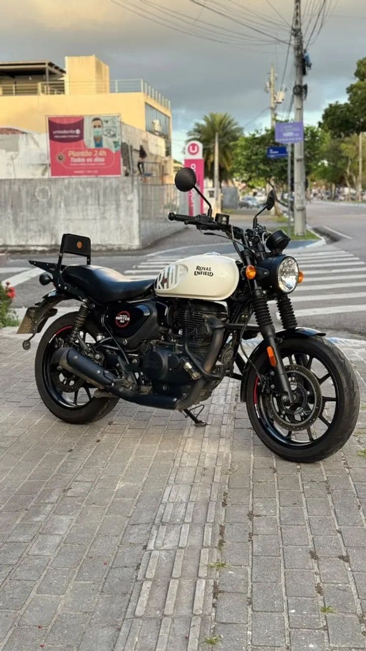 ROYAL ENFIELD HUNTER 350 DAPPER WHITE