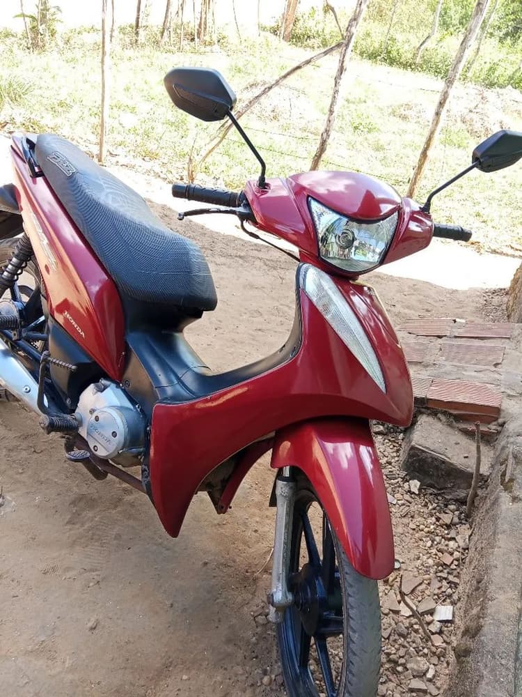 Moto bem conservada em bom estado 