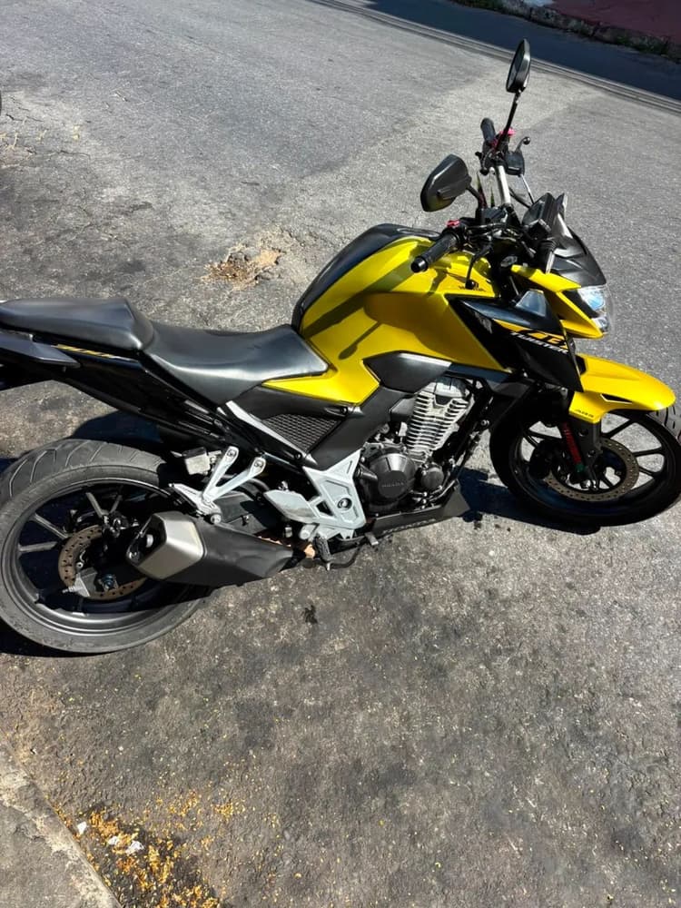Cb300f Twister dourada 