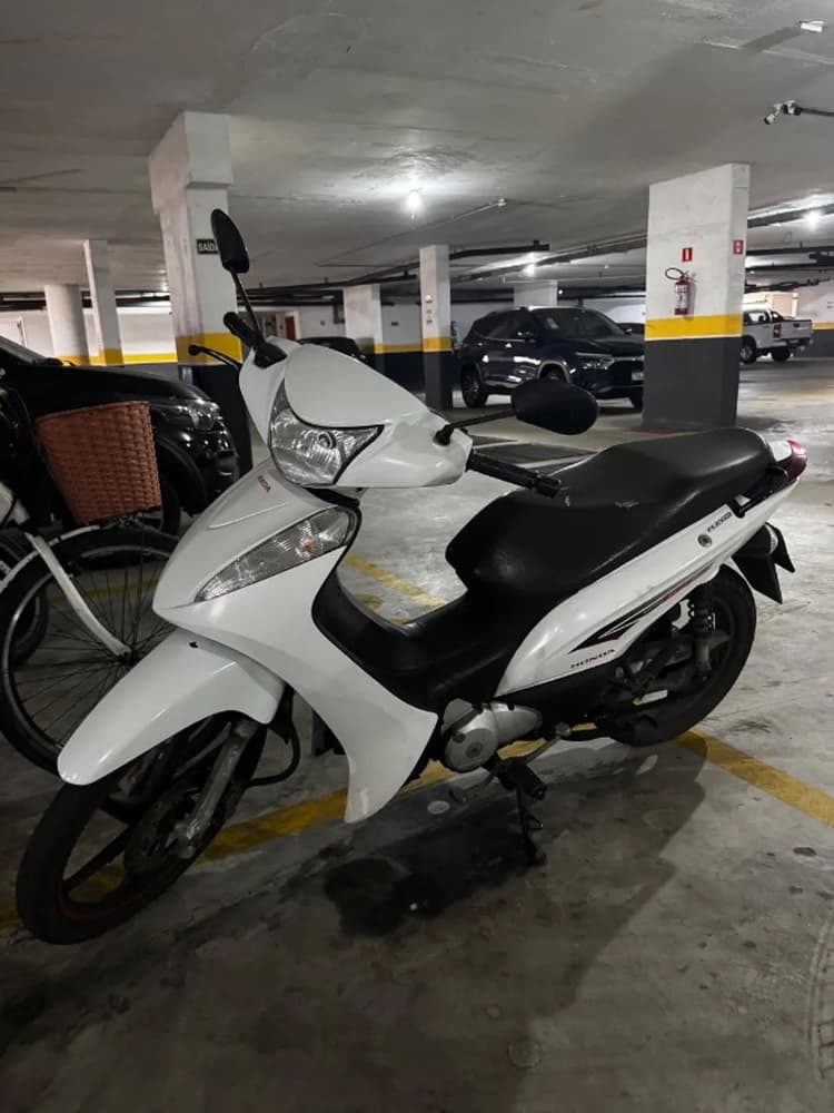 Moto Semi Nova Bem Conservada 