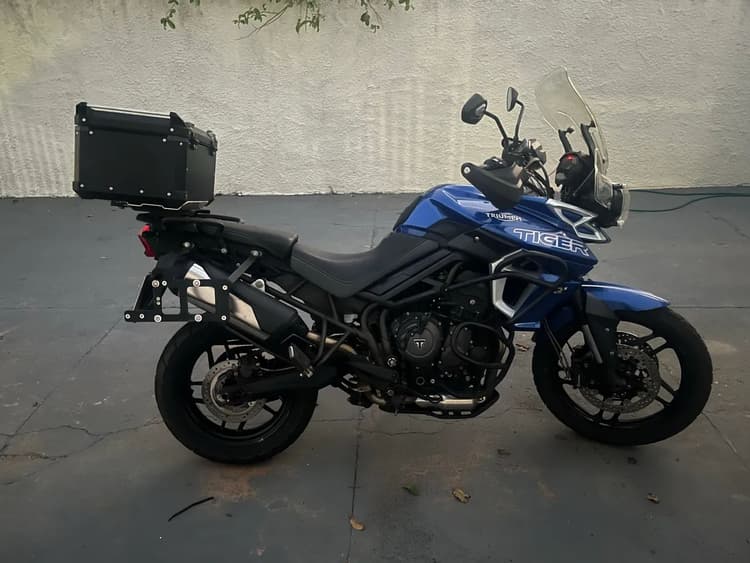 Tiger 800 com baú 20mil KM