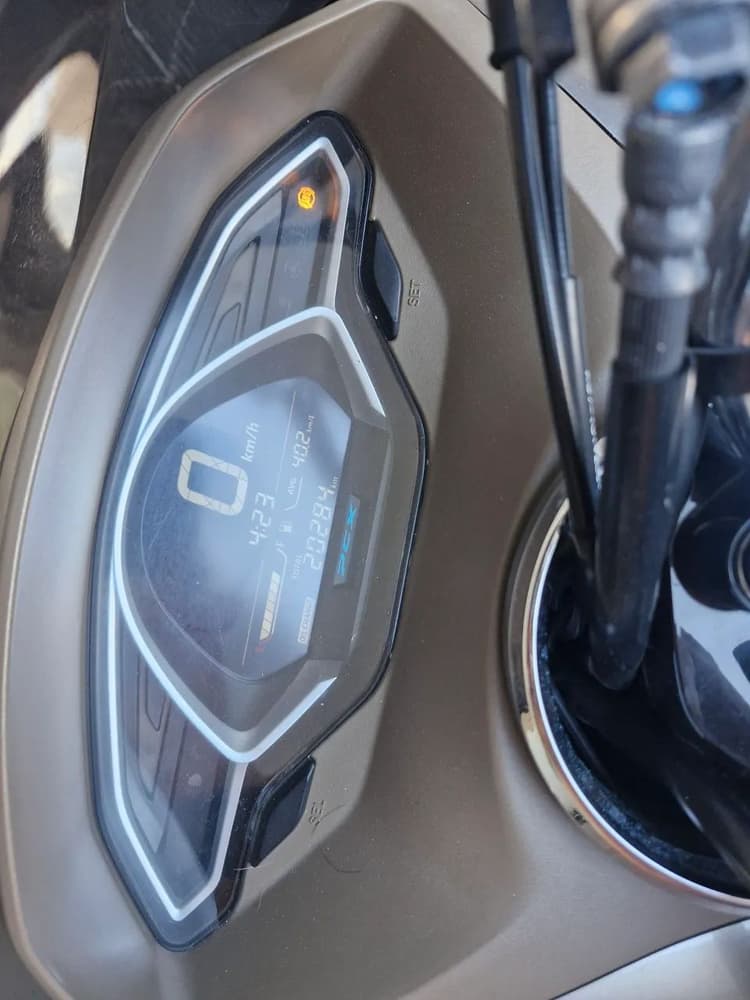 PCX DLX 2022