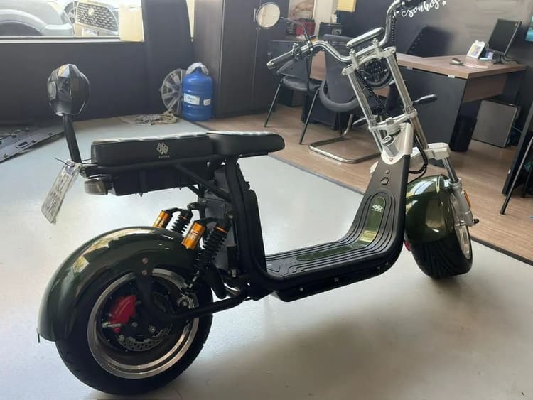 Moto elétrica  verde e  cinza